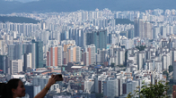 수도권 아파트 매매건수, 2021년 2월 이후 처음 지방 앞질러