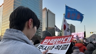 [포토뉴스] 탄핵 가결 순간...'광화문' 보수단체 '분노 표출'