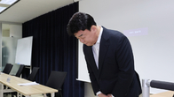 백종원, 첫 주총서 고개 숙여 사과…