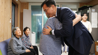 ‘어머님, 꼭 추석 잘 보내셔야 돼요’…노인복지시설 찾은 최재봉 국세청 차장