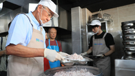 한경협, 추석 맞아 무료급식 봉사…SPC그룹서 빵 1천개 제공