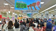 롯데마트·슈퍼 '땡큐절' 이어간다…냉장 연어 전 품목 '반값'