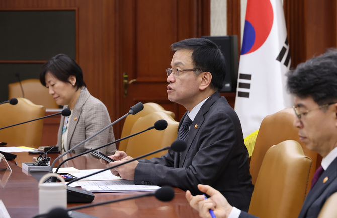 최 부총리 "경기 불확실성 유의…과도한 외환 변동성엔 신속대응"