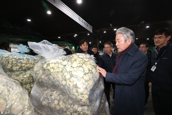 강호동 농협중앙회장, 가락공판장 찾아 방한용품 전달