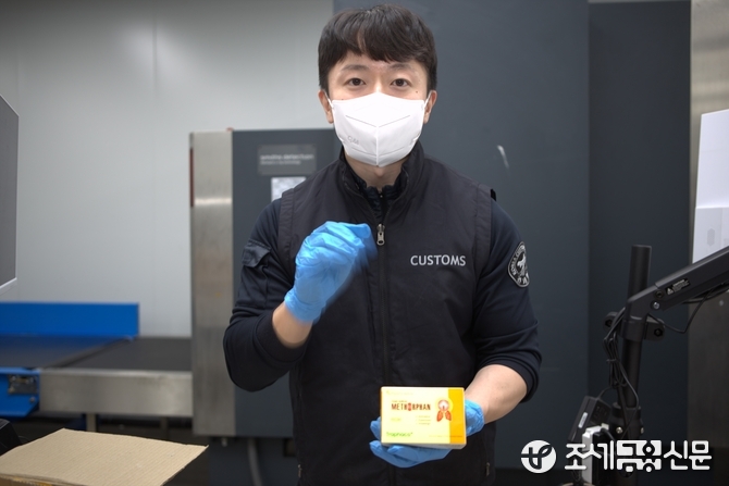 인천공항본부세관 손동열 주무관이 "덱스트로메트로판이 함유된 의약품은 향정신성 의약품으로 마약이 함유되어 있어 반입단계에서 차단된다"고 설명했다. [사진=안종명 기자]