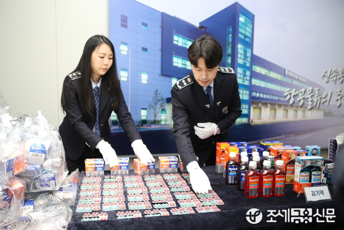 관세청은 현재 ‘마약류 관리에 관한 법률’에서 규정한 마약류 성분은 총 481종으로, 지난해 가장 많이 적발된 불법 의약품에는 ▲코데인(Terpin Codein, Cedipect) ▲덱스트로메토르판(Dayquil, NyQuil) ▲알프라졸람(Xanax) ▲졸피뎀(Ambien) 등이 포함됐다고 밝혔다. [사진=안종명 기자]